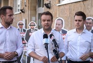 Rzecznik prasowy PiS Rafał Bochenek, wiceminister aktywów państwowych Jan Kanthak i poseł PiS Daniel Milewski otworzyli pod siedzibą Platformy Obywatelskiej w Warszawie tzw. Drużynę afer Tuska