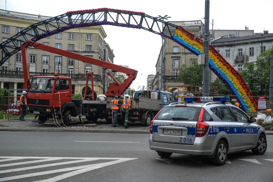 WARSZAWA PL. ZBAWICIELA TĘCZA MONTAŻ KWIATÓW (Montaż kwiatów na tęczy)