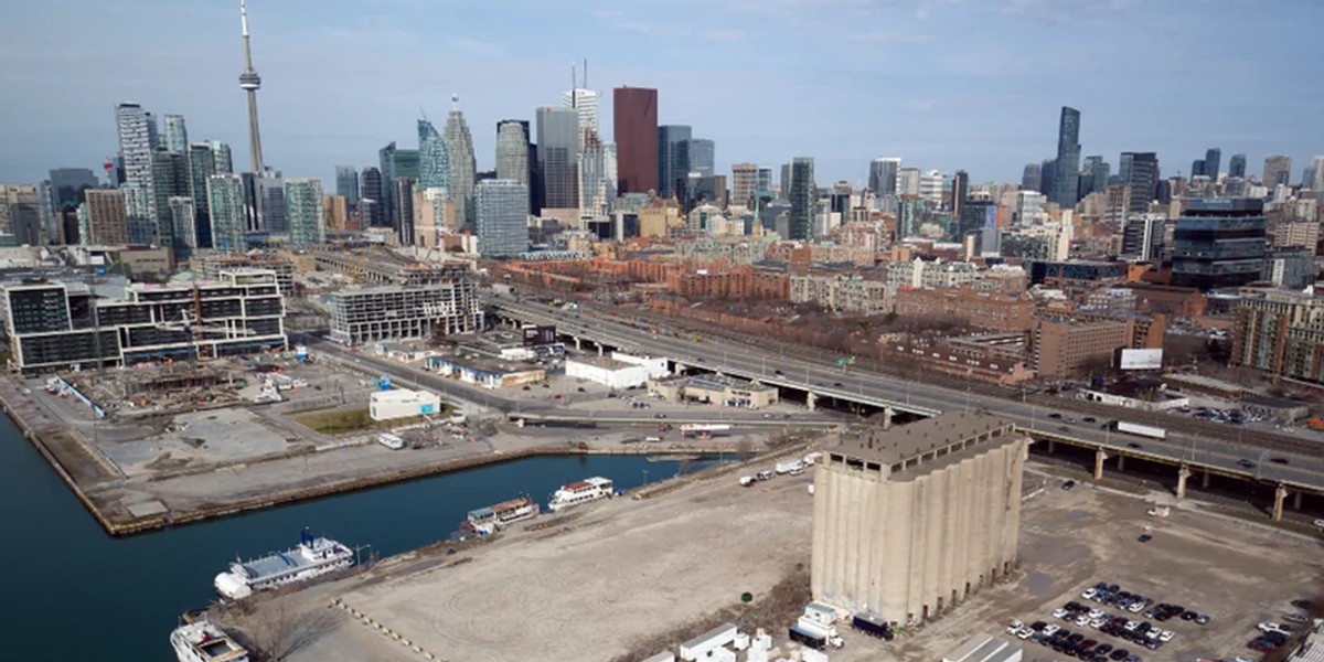 Osiedle miało zajmować 4,8 hektara i znajdować się w miejscu nazywanym Quayside w Toronto. Tak wygląda widok na tamtejsze nabrzeże. 