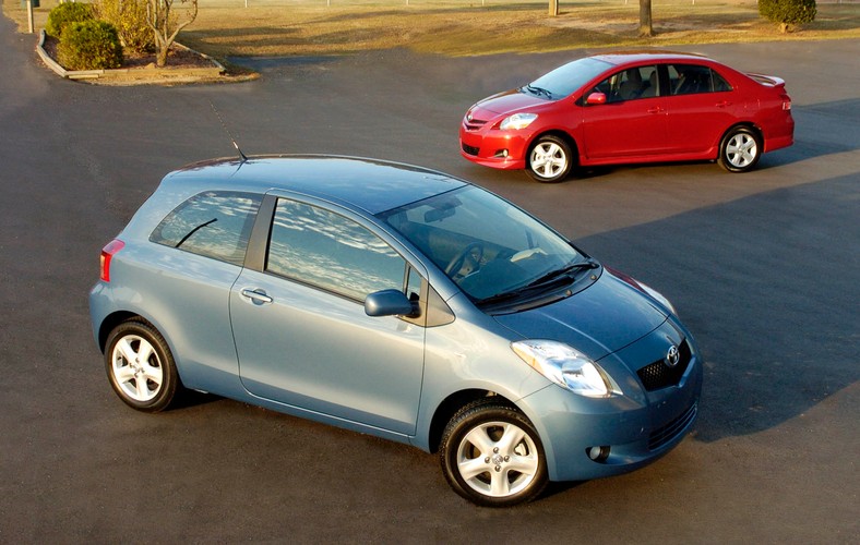 Styczeń 2010. Toyota. Japoński gigant motoryzacyjny wezwał właścicieli 2 mln aut do sprawdzenia swoich pojazdów pod kątem wadliwego funkcjonowania pedału gazu. Problem polegał na tym, że pedał gazu mógł blokować się o matę podłogową, co doprowadzało do niekontrolowanego przyspieszenia pojazdu. Wśród potencjalnie wadliwych modeli Toyota wymieniała AYGO, iQ, Yaris, Auris, Corolla, Verso, Avensis i RAV4, które zostały wyprodukowane od lutego 2005 do sierpnia 2009. Na zdj. Toyota Yaris