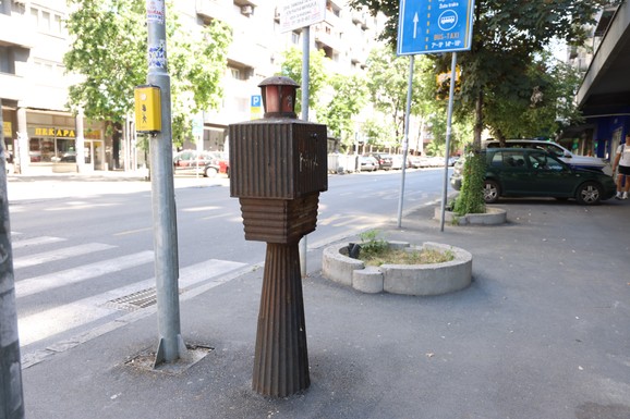(FOTO) MISTERIOZNI STUBIĆI U CENTRU GRADA Beograđani ih dana