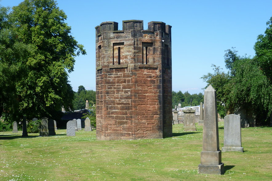 Wieża strażnicza na cmentarzu Dalkeith niedaleko Edynburga. Została zbudowana w 1827 r., w szczycie grabieży zwłok przez tak zwanych "zmartwychwstańców"