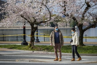 Koronawirus: 2 metry odstępu nie jest wystarczające? Konieczne może być nawet 8