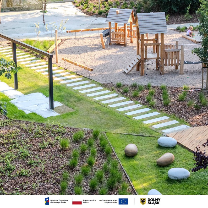 Zaplanowano też np. instalacje ze sznurami na bieliznę. Mieszkańcy nadal praktykują tutaj wywieszanie prania w podwórzu i oczekiwali takiego rozwiązania. 