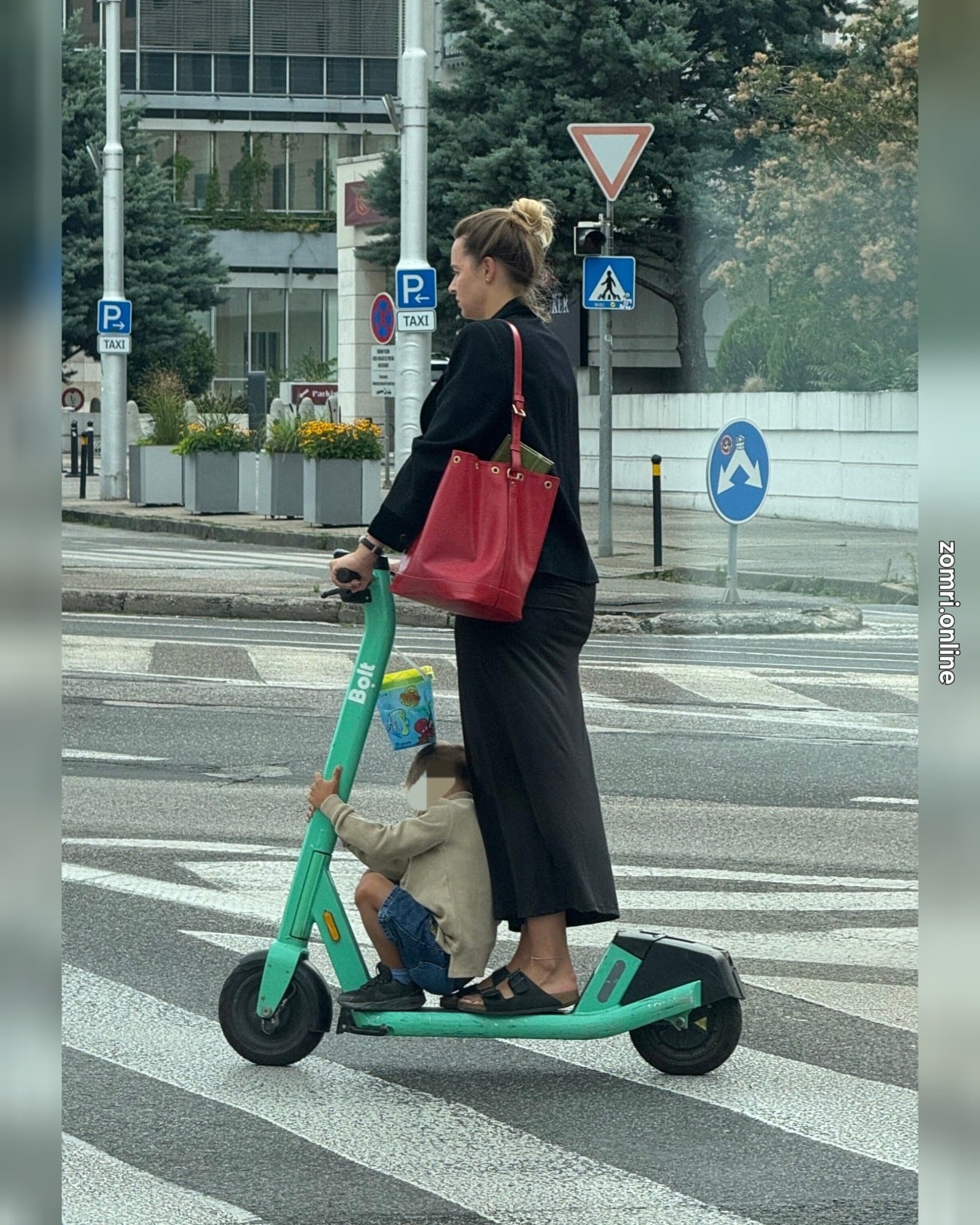 Exposlankyňa Romana Tabaková viezla seba a svojho syna na elektrickej kolobežke.