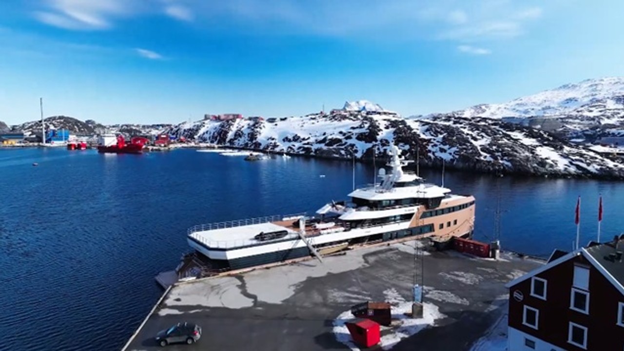 Luksusowy jacht rosyjskiego oligarchy na Grenlandii. Mamy nagranie