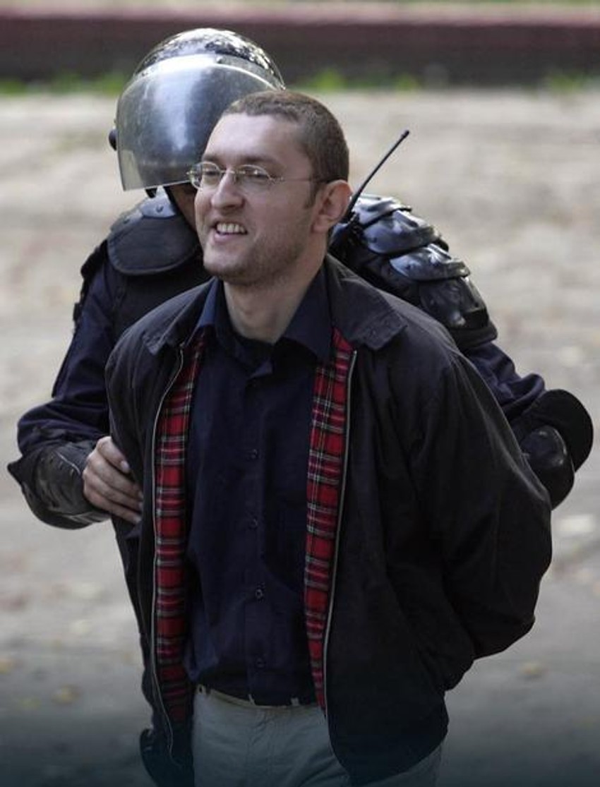 Goran Davidović Firer nacistički salutirao, a onda pozvao u napad na učesnike antifašističkog skupa, vidi se na snimcima kamera