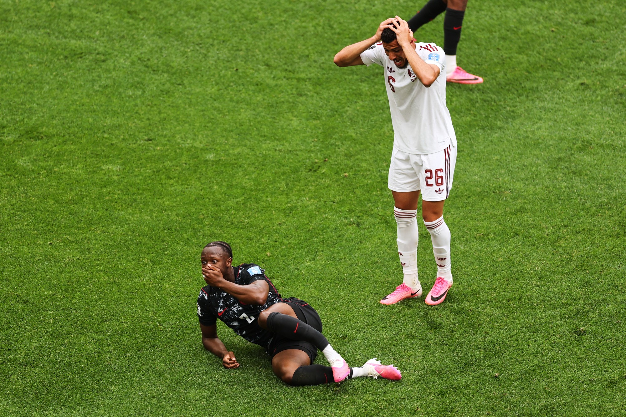 Kanaďan Ismael Kone utrpel v zápase s Katarom zlomeninu nohy. 