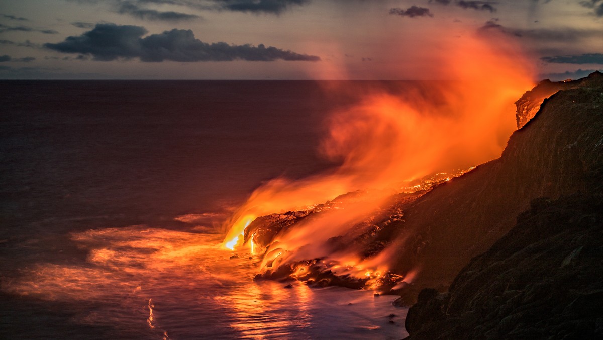 Lawa z wulkanu Kilauea wpada do Pacyfiku