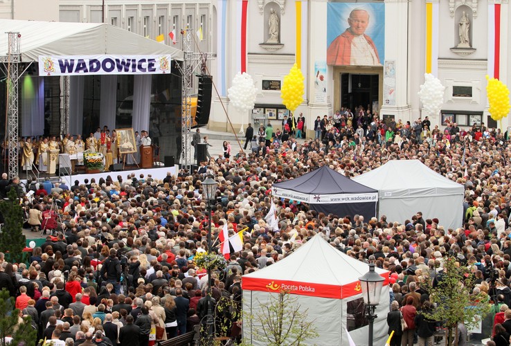 Wierni zgromadzeni przed bazyliką Ofiarowania NMP w Wadowicach. Fot. PAP/Stanisław Rozpędzik