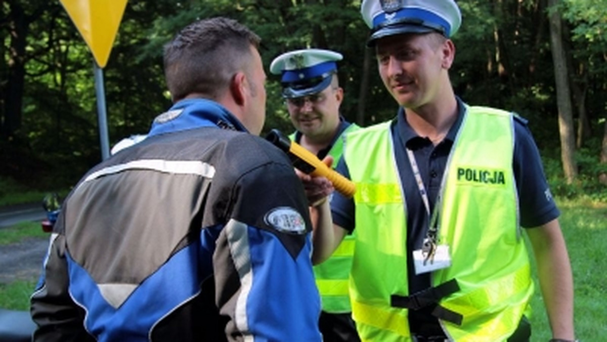 Do Łagowa prowadzą w ten weekend wszystkie motocyklowe drogi. Niewielka, letniskowa miejscowość, położona malowniczo nad dwoma jeziorami, jak każdego roku stanowi przystań dla niemal 5 tys. jednośladów. Od piątku do niedzieli motocyklistom towarzyszą lubuscy policjanci - pracują by wszyscy mogli bezpiecznie się bawić.