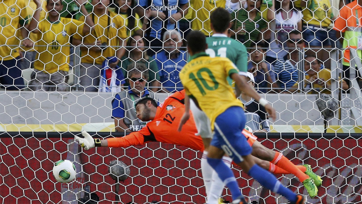 Reprezentacja Brazylii pokonała Meksyk 2:0 (1:0) w meczu 2. kolejki grupy A piłkarskiego Pucharu Konfederacji. Pierwszego gola dla Canarinhos zdobył niezawodny Neymar, popisując się pięknym wolejem. Przy drugim nowy nabytek Barcelony w równie efektowny sposób asystował.