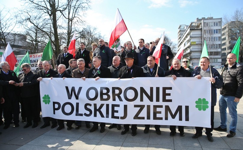 'W obronie polskiej ziemi'. Manifestacja rolników i PSL pod pomnikiem Wincentego Witosa w Warszawie