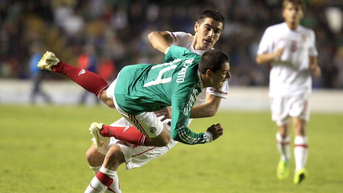 Reprezentacja Meksyku pokonała u siebie drużynę Serbii 2:0 w towarzyskim meczu piłkarskim rozegranym w sobotę na Estadio La Corregidora (Santiago de Queretaro). Bramki dla zespołu z Ameryki Południowej strzelali Carlos Salcido oraz Javier Hernandez.