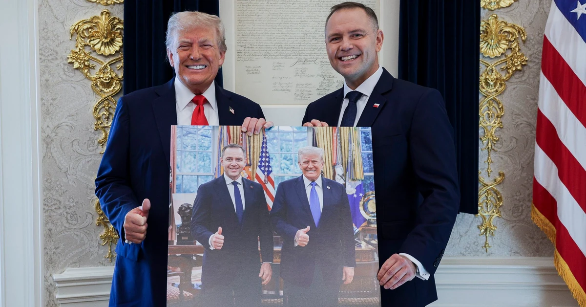 Karol Nawrocki received a gift from Donald Trump. It's a poster