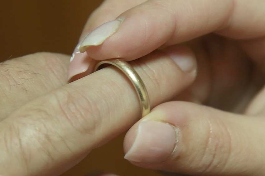 Ustav i Porodični zakon izjednačavaju bračnu i vanbračnu zajednicu