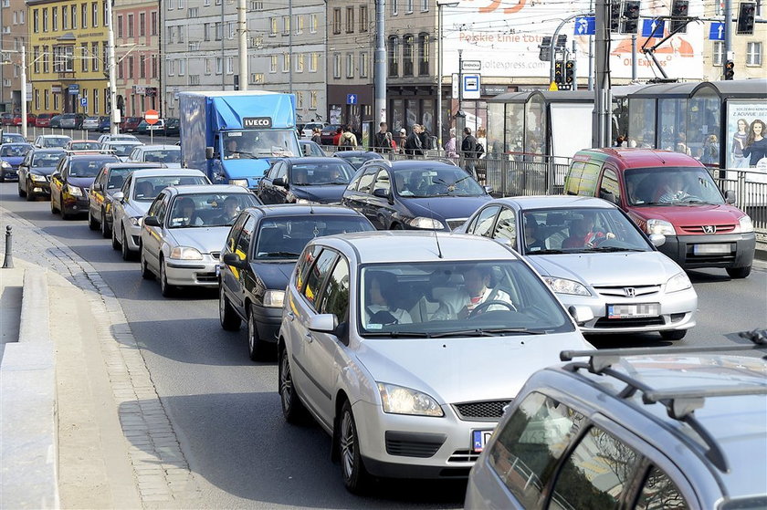 Zabiorą pasy kierowcom, korki będą większe