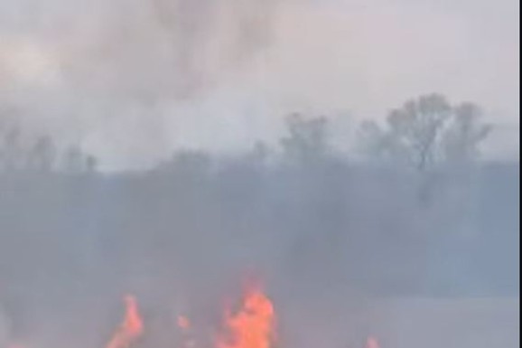 (VIDEO) VOZAČI, OPREZ! Veliki požar na Moravskom koridoru: Zbog gustog dima smanjena vidljivost na putu Pojate-Kruševac