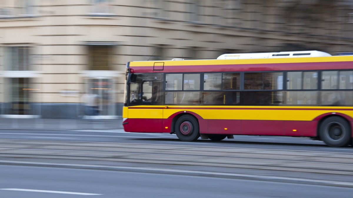 W jednym z gdańskich autobusów 47-letni mężczyzna zwrócił uwagę dwóm pasażerom pijącym alkohol. Ci zareagowali agresywnie i złamali mężczyźnie nos - podaje Fakt.