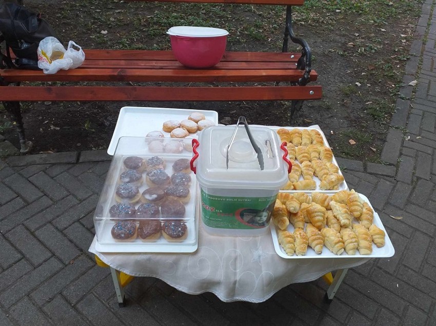 Milica prodaje krofne i kiflice