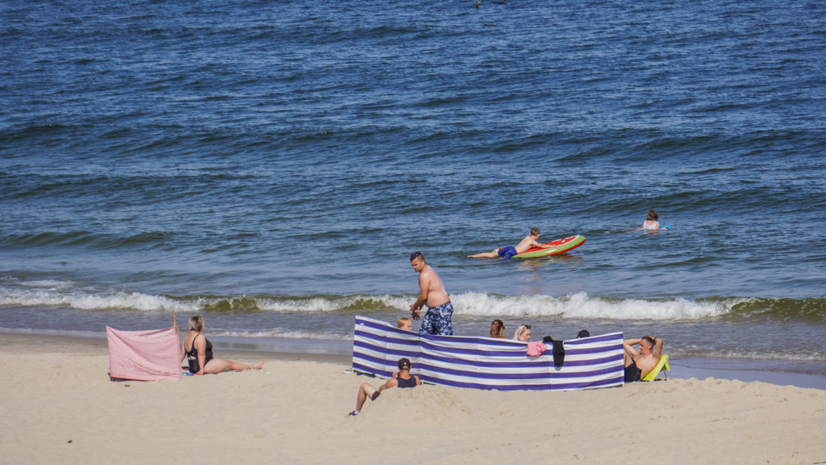 Flagi na plaży: co oznaczają i dlaczego są ważne?