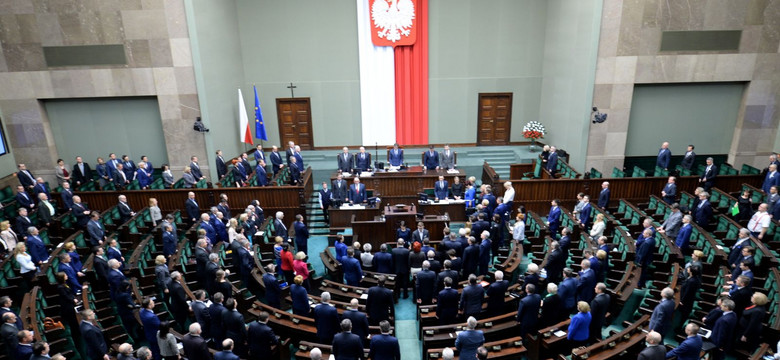 Historyczny program czy historyczne kłamstwo? Projekt programu Rodzina 500 Plus trafił do dalszych prac w komisji