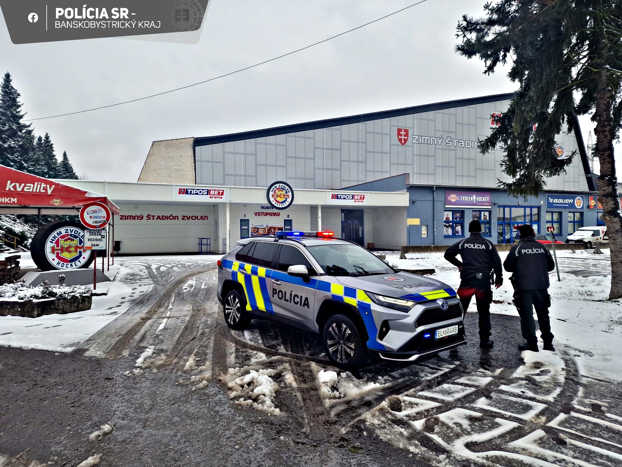 Zo zimného štadióna vo Zvolene unikal čpavok.