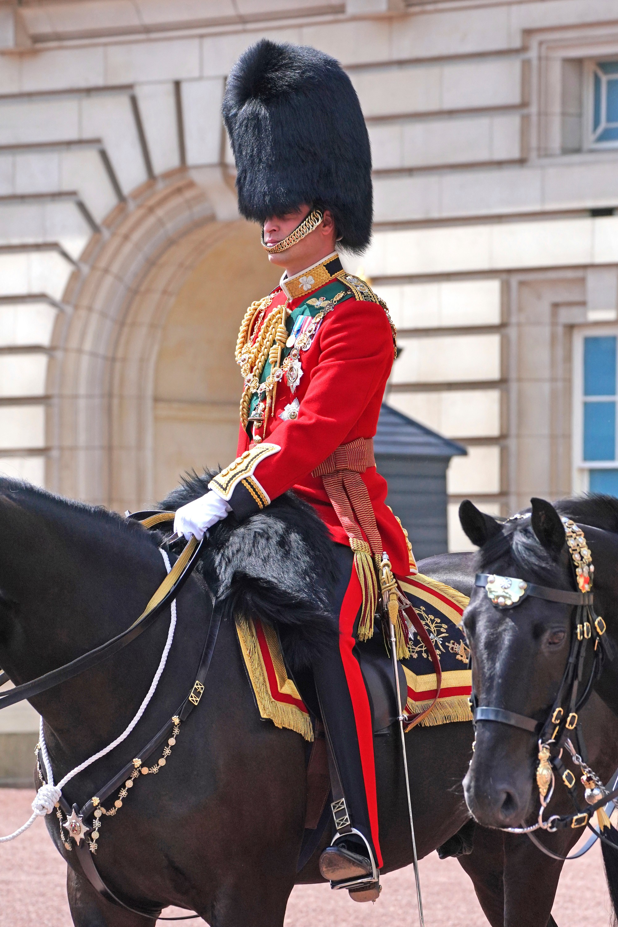 Britský princ William odchádza na koni z Buckinghamského paláca na slávnostný vojenský sprievod (Trooping the Color), ktorým sa začali štvordňové oslavy 70. výročia nástupu britskej kráľovnej Alžbety II. na trón.
