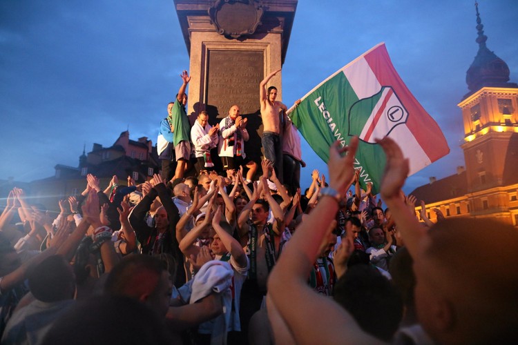 Tak legioniści fetowali mistrzostwo na ulicach Warszawy