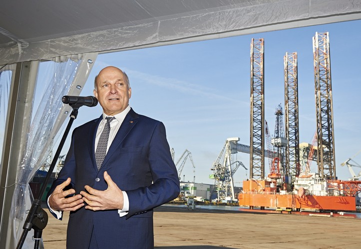 Według informacji Pomorskiej Specjalnej Stefy Ekonomicznej, na terenie której działają stocznie, wartość kontraktu to 110 mln zł. Przebudowa platformy jest istotną częścią projektu zagospodarowania złoża B8 na Morzu Bałtyckim. 'Współpraca Lotosu z krajowymi stoczniami jest przykładem biznesowego działania, które tworzy wartość dodaną dla polskiej gospodarki. Dzięki większemu wydobyciu ropy rośnie nasze bezpieczeństwo energetyczne, a polscy specjaliści utrzymują miejsca pracy' - powiedział podczas uroczystości podpisania umowy minister Skarbu Państwa Włodzimierz Karpiński, cytowany w komunikacie. 

Na zdj. Prezes Grupy Lotos SA Paweł Olechnowicz przemawia, 30 bm. w Stoczni Remontowej Nauta w Gdyni po podpisaniu umowy - pomiędzy Lotosem Petrobaltic, Energomontażem - Północ Gdynia, Stocznią Remontową Nauta i stocznią Crist  (aw/cat) PAP/Adam Warżawa