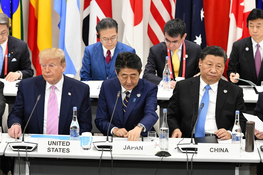 Prezydent USA Donald Trump i prezydent Chin Xi Jinping spotkali się na szczycie G20 w Osace. W środku premier Japonii Shinzo Abe