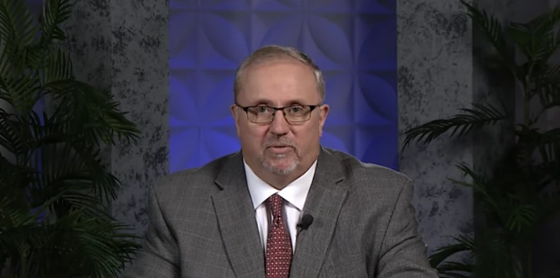 Sveštenik Pol Begli 