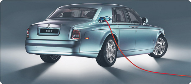 Nawet największa ostoja konserwatyzmu w motoryzacji, Rolls-Royce, pokazała ostatnio model auta na prąd. Elektryczny RR 102 EX może się rozpędzić do 160 km/h Fot. Rolls-Royce