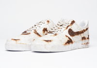 Horroráron érkezett meg a Nike rozsdás kinézetű cipője