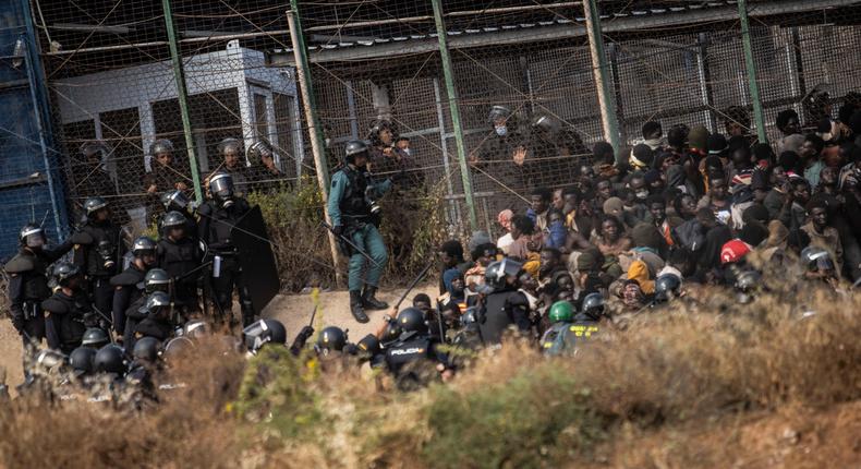 Des migrants tentent de rejoindre de force Melilla / Photo de Javi Bernado