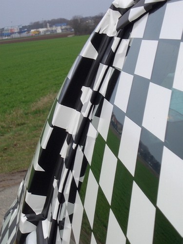 W porównaniu z obecnym pokoleniem w wersji pięciodrzwiowej ma niemal 9 cm większy rozstaw osi i jest o 10 cm dłuższa