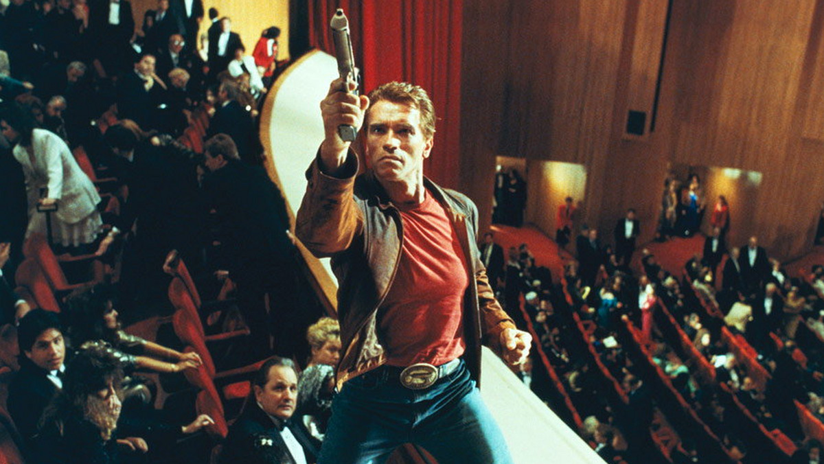 "Bohater ostatniej akcji" to jeden z tych filmów z Arnoldem Schwarzeneggerem, w których aktor bawił się ze swoim wizerunkiem ikony kina akcji. Mimo że od premiery obrazu Johna McTiernana minęło już ponad 20 lat, "Bohater ostatniej akcji" w ogóle się nie zestarzał.