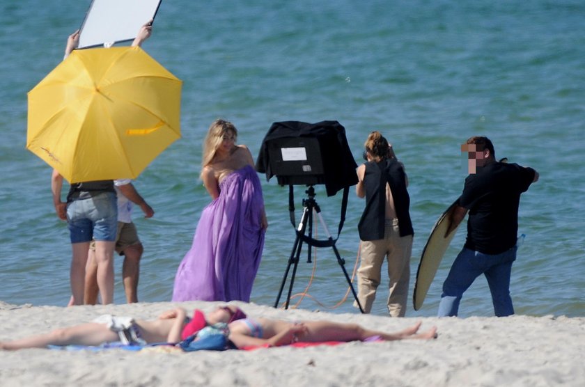 Małgorzata Socha podczas sesji na plaży