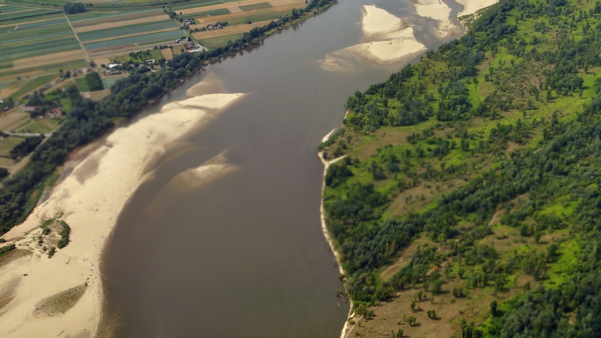 Mieszkańcy z terenów położonych w Dolinie Iłowsko-Dobrzykowskiej, a także samorządowcy regionu, są zaniepokojeni brakiem prac związanych z pogłębianiem Wisły. Ich zdaniem, w przyszłości może grozić to powodzią, podobną do tej z 2010 r.