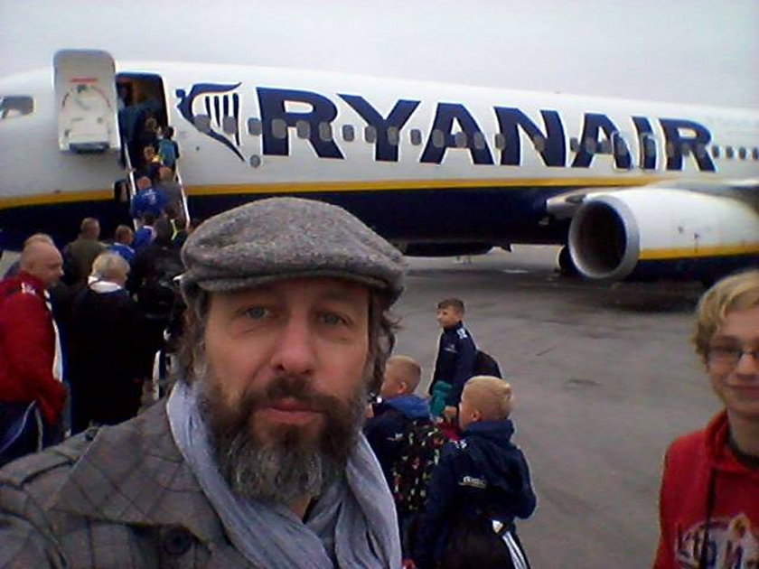 Szymon Majewski z wielką brodą na lotnisku