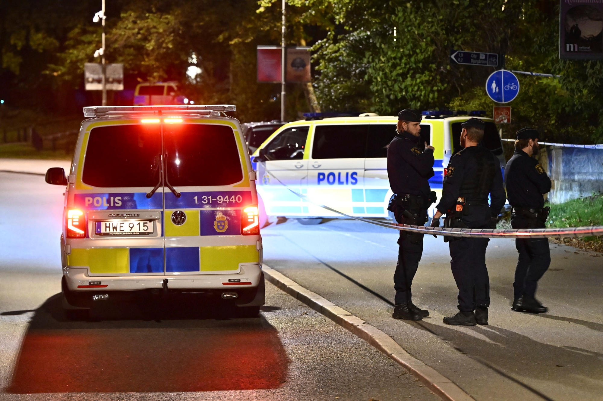 Policajti hliadkujú pred izraelským veľvyslanectvom v Štokholme.