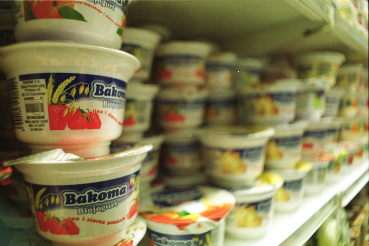 <b>2. Barbara Komorowska - jej majątek szacuje się na 1,49 mld zł</b>
<br>
<br>
Choć media świetnie znają jej męża Zbigniewa Komorowskiego, biznesmena, polityka, byłego posła i senatora, to okazuje się, że w wielu kojarzonych z nim przedsięwzięciach pierwsze skrzypce gra właśnie Barbara. To od imienia i nazwiska Barbary Komorowskiej pochodzi nazwa marki Bakoma, jednego z największych producentów przetworów mlecznych w kraju, konkurenta takich potentatów jak Danone czy Zott. Komorowska jest głównym udziałowcem spółki, która ostatnio miała 515 mln zł wpływów ze sprzedaży i 11 mln zł zysku.
<br>
<br>
Jest współwłaścicielką firmy Komagra, producenta oleju rzepakowego, i spółki Polskie Młyny, jednego z największych wytwórców mąki. Poza tym Komorowska wytwarza biopaliwa w firmie Bioagra Oil oraz prowadzi gospodarstwo rybackie w Łyszkowicach. Przychody powyższych spółek rok w rok wynoszą ok. 1,5 mld zł.