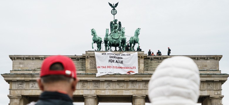 Protest na Bramie Brandenburskiej. Aktywistki przykleiły się do siebie