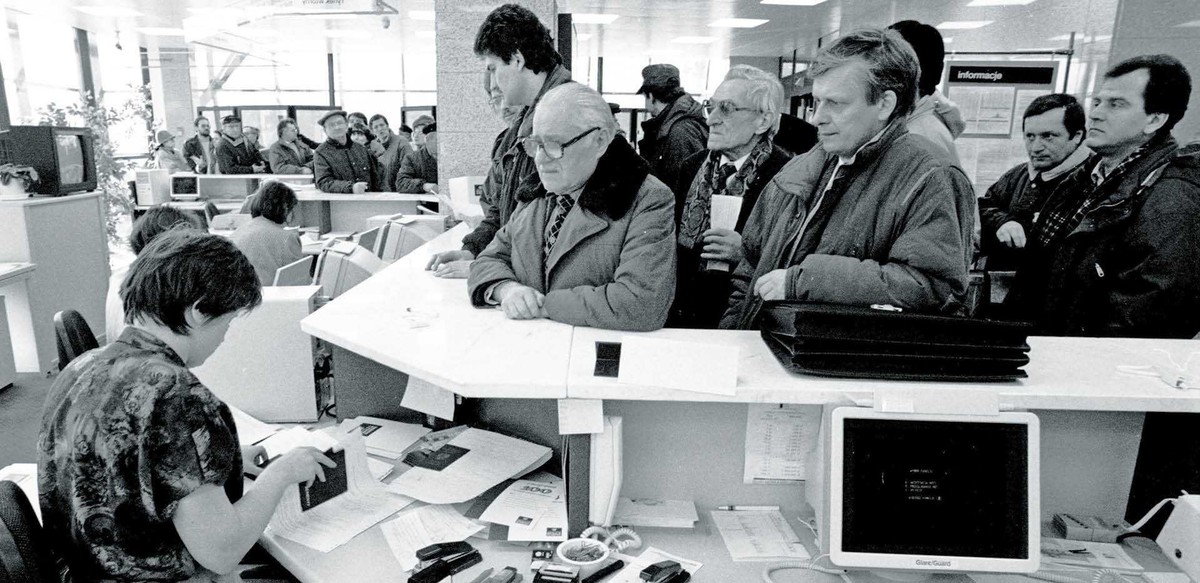 Kolejka po obligacje. Bank Pekao Powszechna Kasa Oszczędności w Katowicach. 1 marca 1995 r.