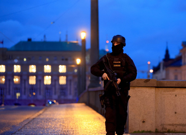 Policjant na miejscu strzelaniny w Pradze