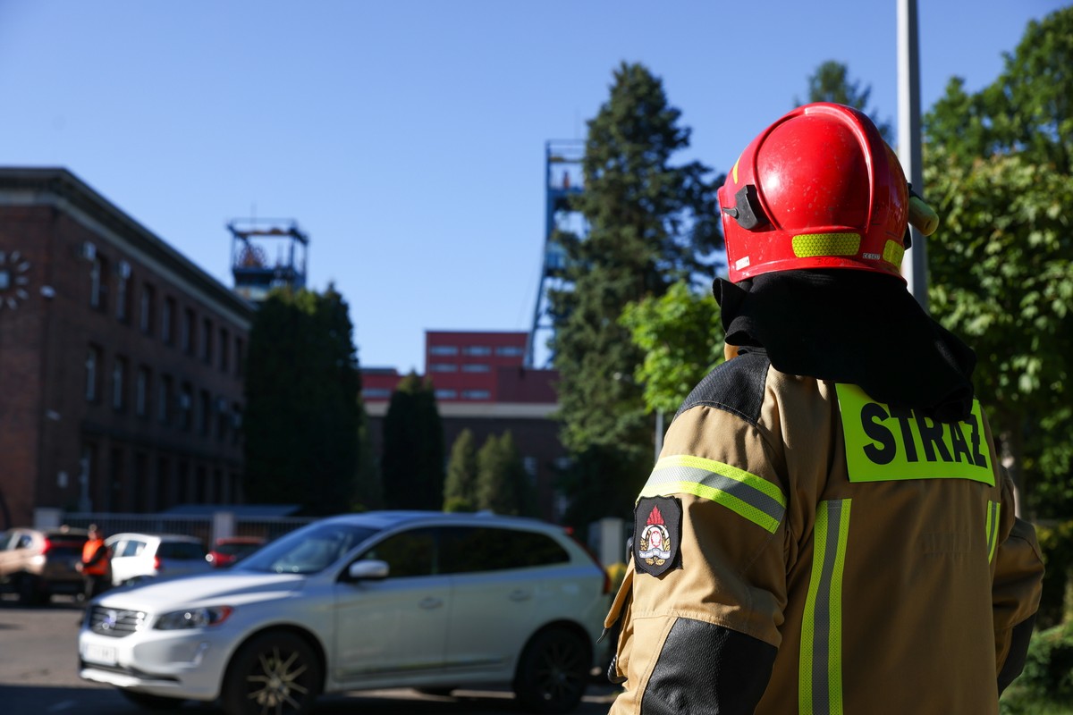 A collapse within the Mysłowice-Wesoła mine.  Two miners are useless, one remains to be lacking