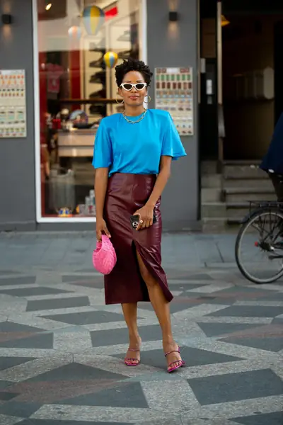 Sukienka midi na lunch / Getty Images / Raimonda Kulikauskiene