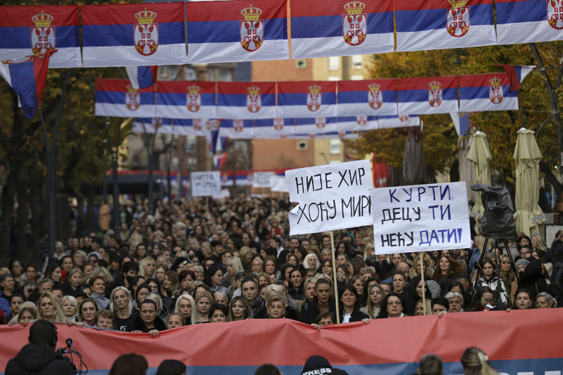 Kobiety trzymające transparenty z napisami "to nie kaprys - chcę pokoju", Kosowo, środa, 23 listopada 2022 r. 