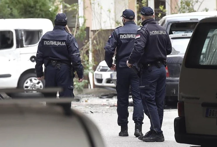 "Uspeo sam samo da kažem da je živa i domet u tunelu je: Izubljen!" Potresna ispovest policajaca koji su spasili ženu koja je legla na prugu, tokom akcije ih umalo nije pregazio voz - Vimarsana News