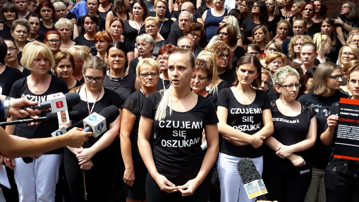 W akcji pod hasłem "Czujemy się oszukani" biorą dzisiaj udział wszystkie poznańskie szpitale. Protestują pracownicy medyczni tacy jak ratownicy, fizjoterapeuci, technicy radiolodzy, ale również m.in. pracownicy administracyjni. Chcą oni zwrócić uwagę rządzących na problemy wszystkich osób pracujących w szpitalach. I na ciężką sytuację pacjentów. - Oni przede wszystkim zostali oszukani - podkreślają protestujący.